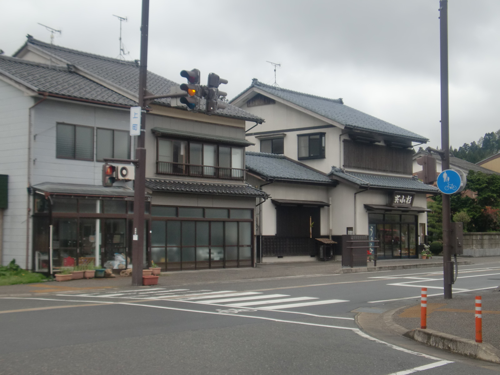上町交差点左折後の当店
