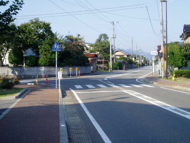 標識のあるT字路